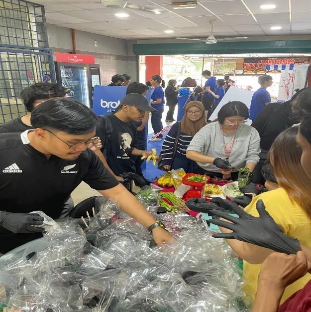 Students at UNISEL Shah Alam Campus organized the program, Inisiatif Eko-Pendidikan: Pemerkasaan Pengetahuan Hijau Melalui Penjagaan dan Penanaman Pokok, as a component of the MPU3472 course, Green Awareness & Sustainability in Community. The event, which included 21 students and other local participants, took place on February 9, 2026, from 1:30 to 5:00 p.m.
